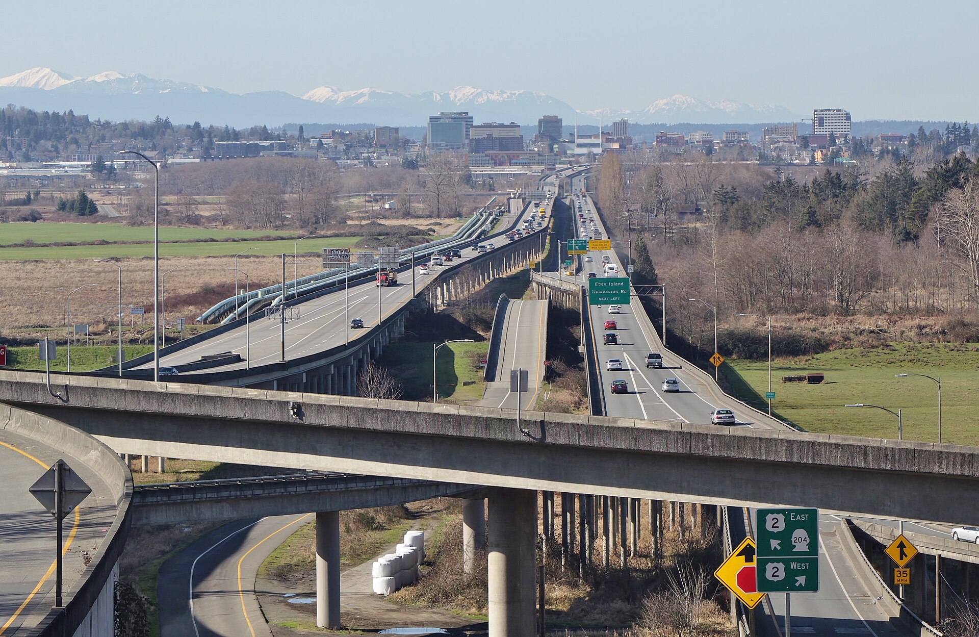 Hewitt_Avenue_Trestle,_looking_westbound_from_20th_Street_(2020)