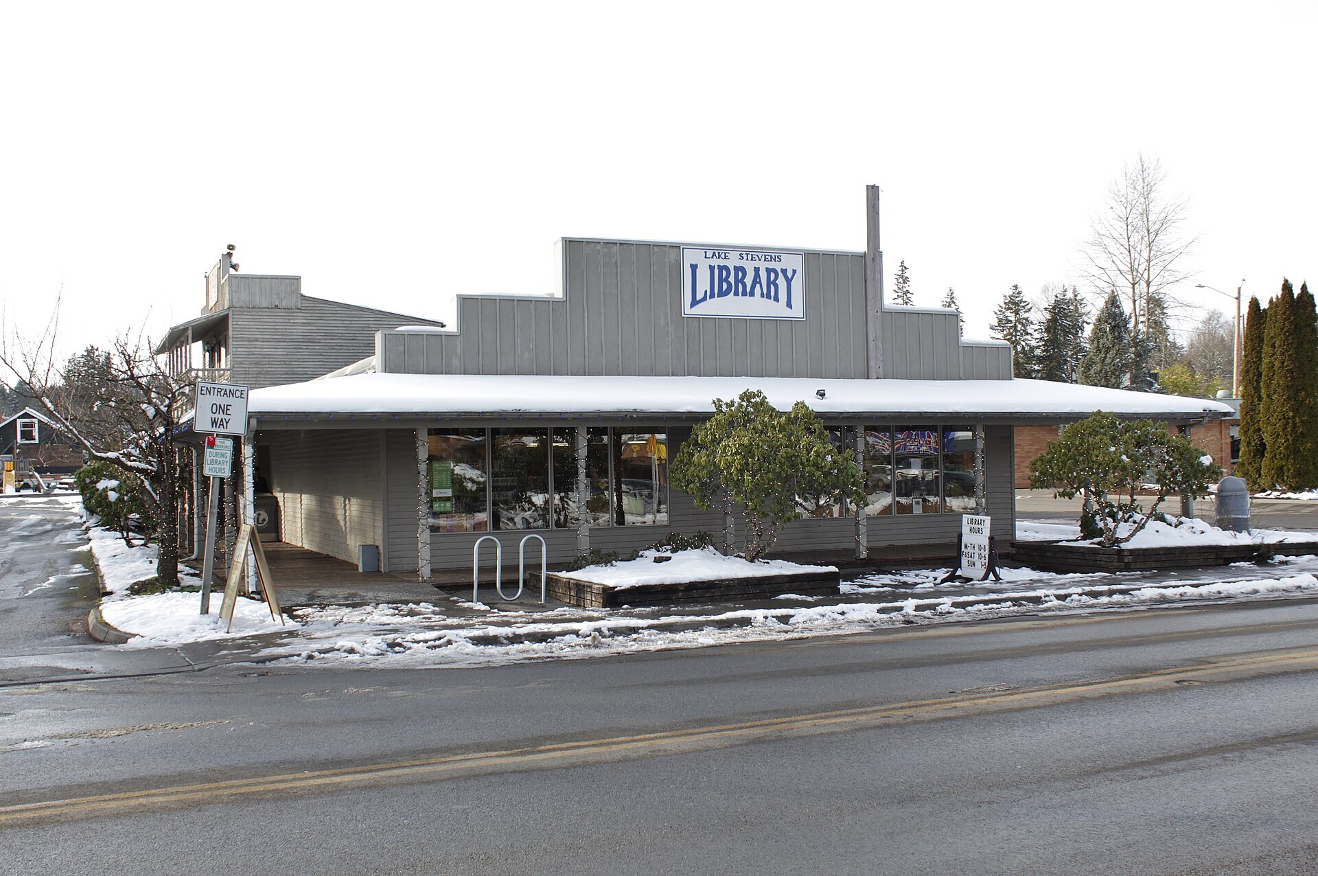 Lake_Stevens,_WA_-_library_on_a_snowy_day