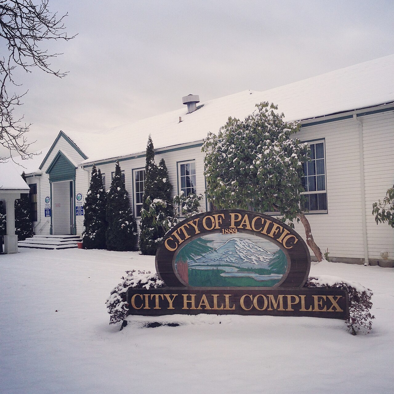 Pacific_City_Hall_&_sign